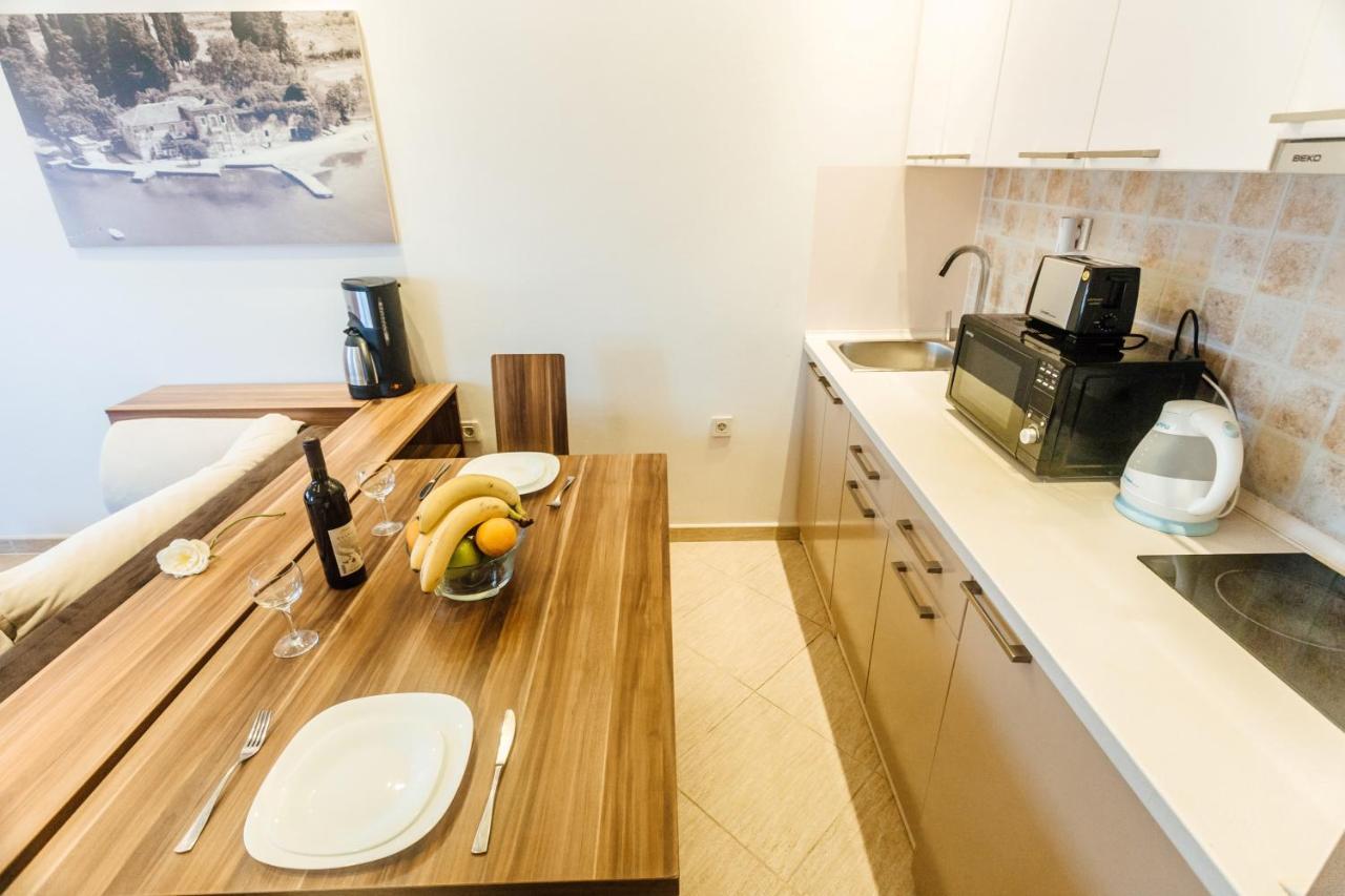Beachfront Apartments Тиват Экстерьер фото
